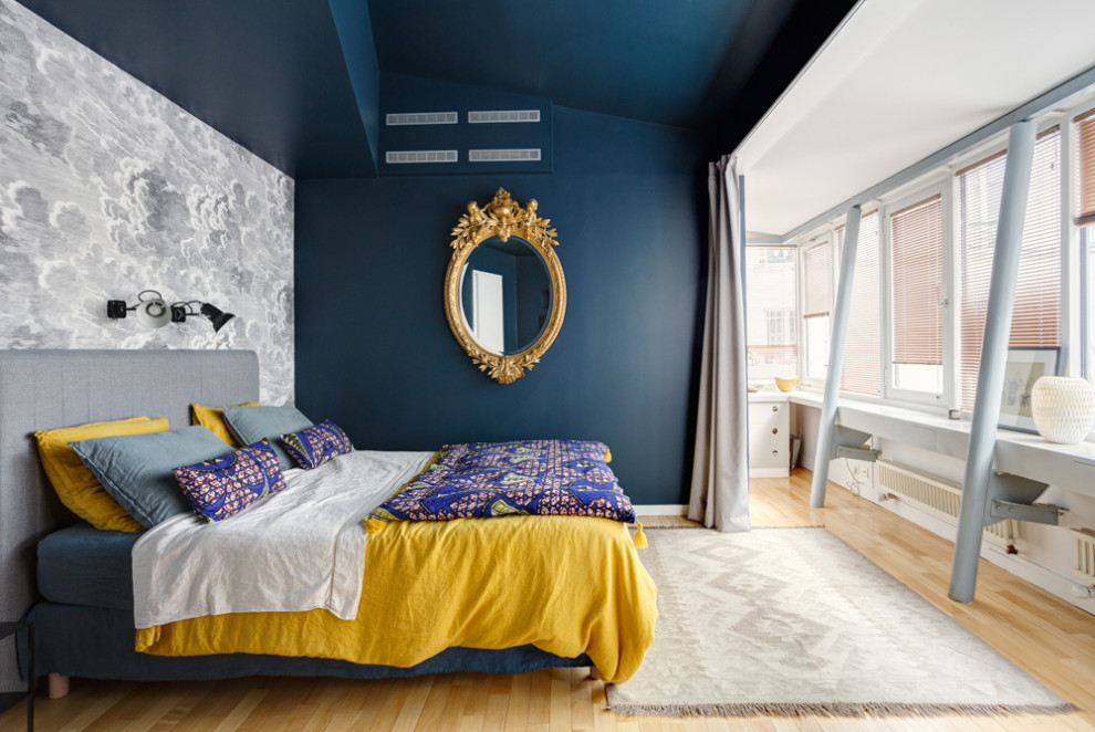 Стильный дизайн: большая хозяйская спальня в стиле фьюжн с синими стенами, светлым паркетным полом и бежевым полом без камина - последний тренд