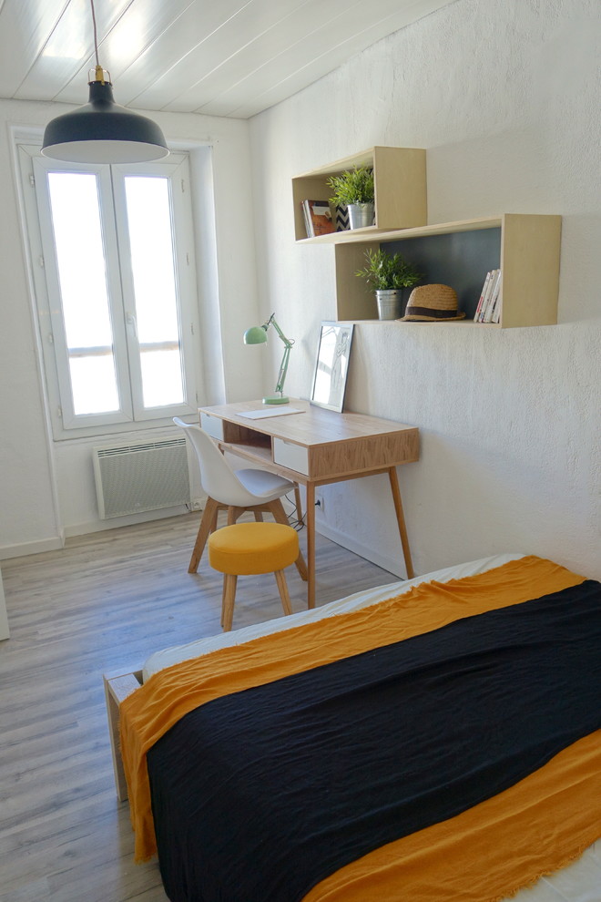 Inspiration för mellanstora skandinaviska sovrum, med vita väggar och ljust trägolv