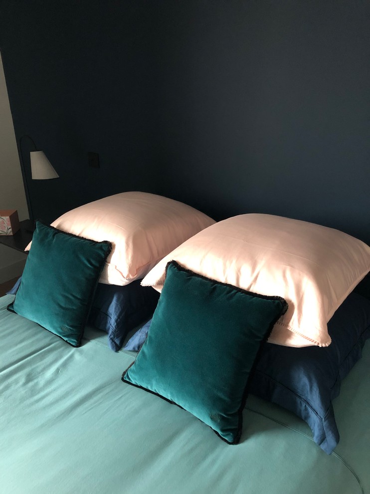 Источник вдохновения для домашнего уюта: большая спальня в стиле фьюжн с синими стенами и светлым паркетным полом без камина