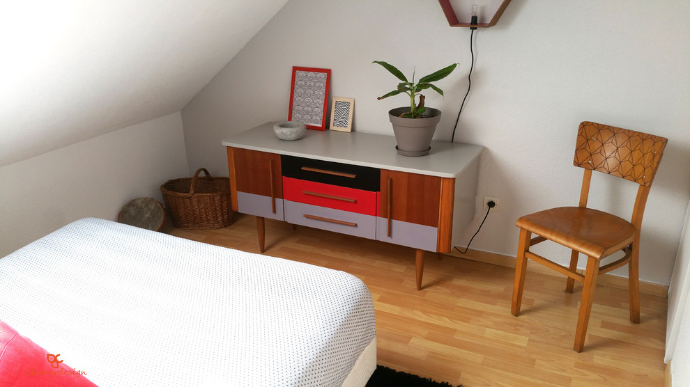 Kleines Mid-Century Schlafzimmer ohne Kamin, im Loft-Style mit grauer Wandfarbe und hellem Holzboden in Straßburg