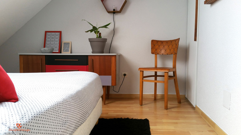 Modelo de dormitorio tipo loft vintage pequeño sin chimenea con paredes grises y suelo de madera clara