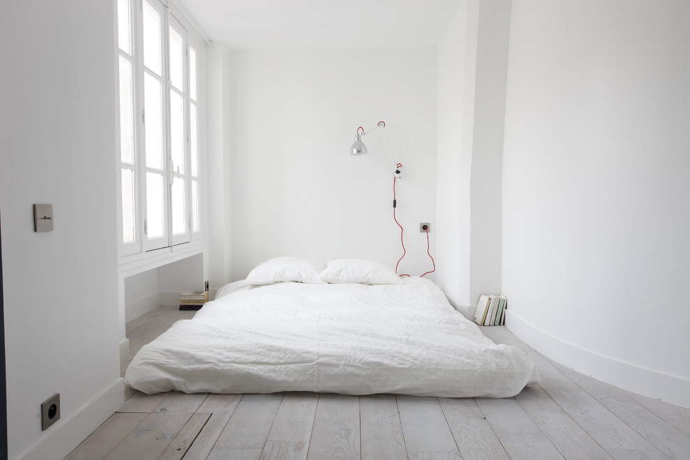 Свежая идея для дизайна: маленькая спальня в белых тонах с отделкой деревом в скандинавском стиле с белыми стенами, деревянным полом, матрасом на полу и кроватью в нише для на участке и в саду - отличное фото интерьера