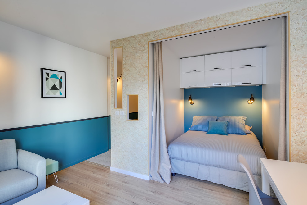 Стильный дизайн: маленькая хозяйская спальня в стиле неоклассика (современная классика) с синими стенами и полом из ламината для на участке и в саду - последний тренд