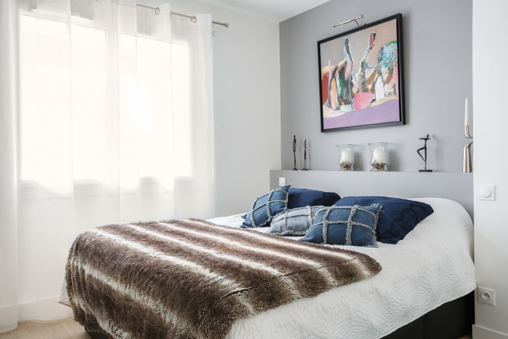 Источник вдохновения для домашнего уюта: хозяйская спальня среднего размера в современном стиле с серыми стенами, светлым паркетным полом и коричневым полом без камина