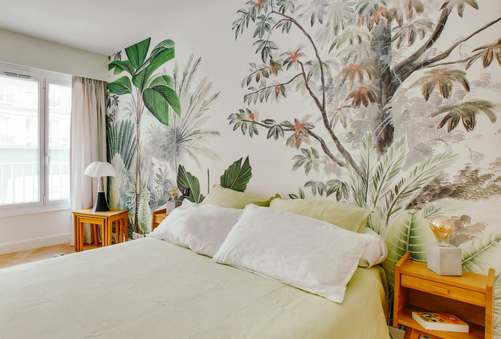 Ejemplo de dormitorio principal contemporáneo de tamaño medio con paredes beige, suelo de madera clara y suelo beige