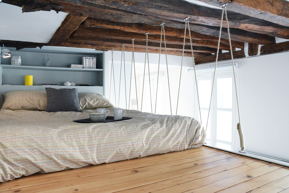Источник вдохновения для домашнего уюта: спальня на антресоли в морском стиле с белыми стенами, светлым паркетным полом и бежевым полом без камина