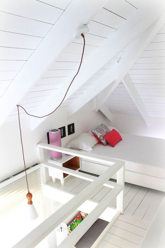 Ejemplo de dormitorio principal escandinavo pequeño con paredes blancas y suelo de madera pintada