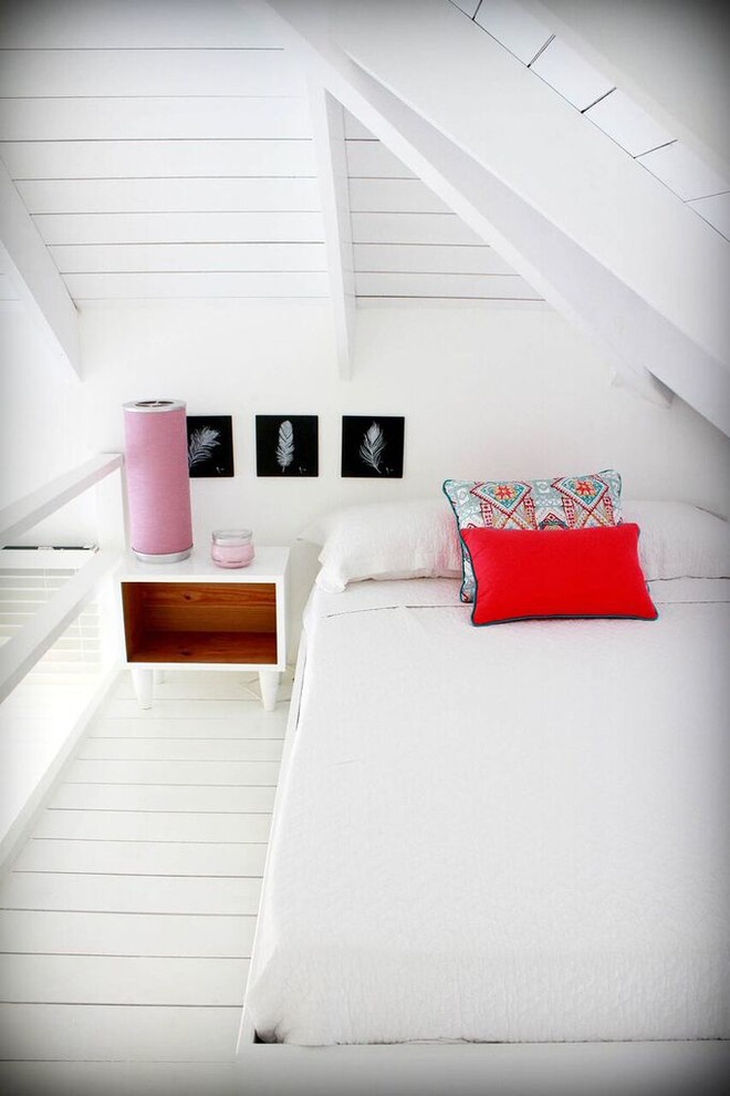 Kleines Skandinavisches Hauptschlafzimmer mit weißer Wandfarbe und gebeiztem Holzboden in Sonstige