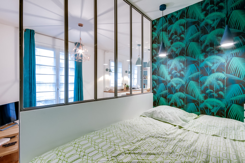 Kleines Skandinavisches Schlafzimmer ohne Kamin, im Loft-Style mit grüner Wandfarbe und hellem Holzboden in Paris