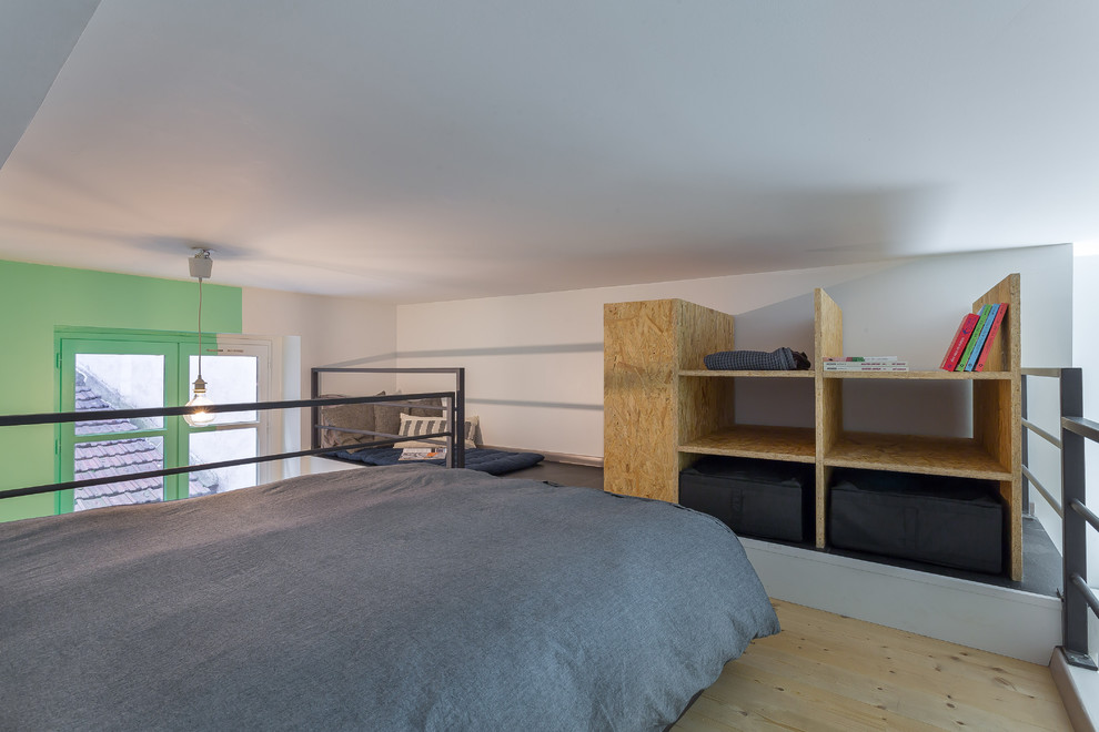 Ejemplo de dormitorio tipo loft escandinavo pequeño con paredes verdes