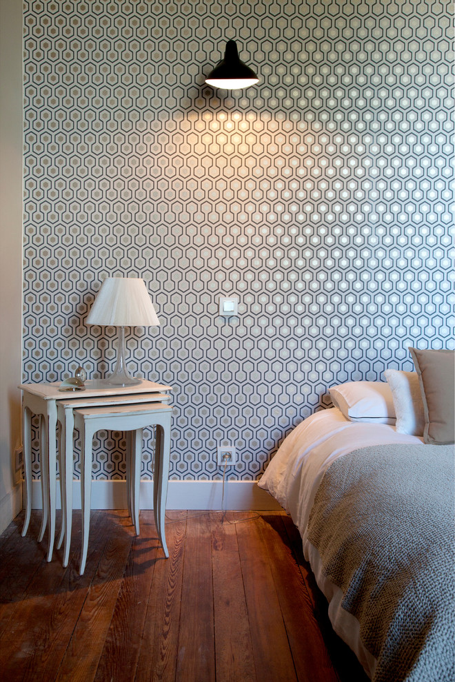 マルセイユにある中くらいなコンテンポラリースタイルのおしゃれな主寝室 (マルチカラーの壁) のレイアウト