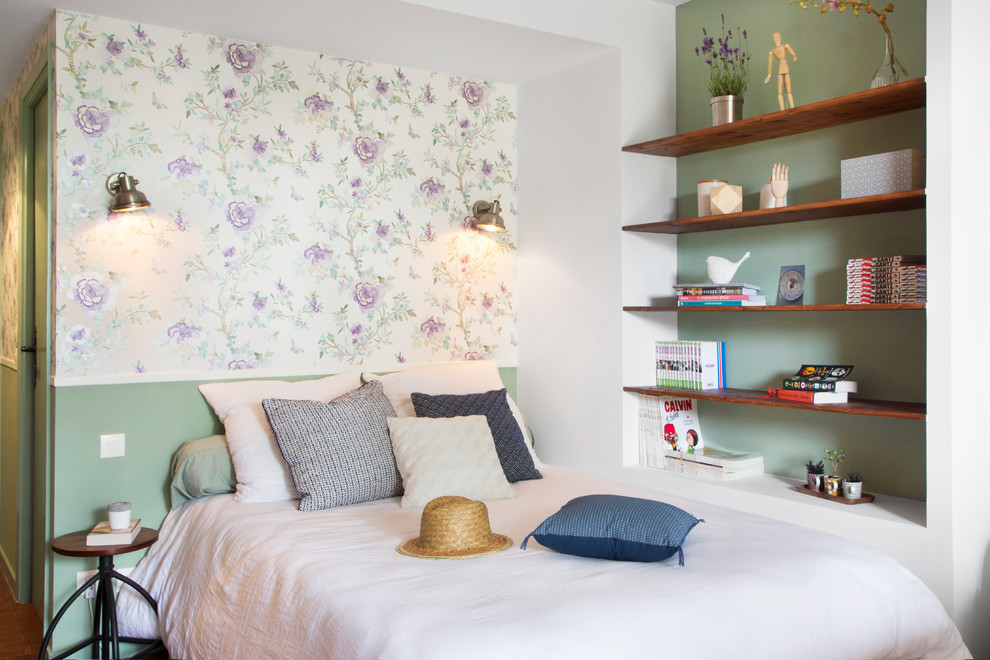 Foto på ett eklektiskt sovrum, med gröna väggar