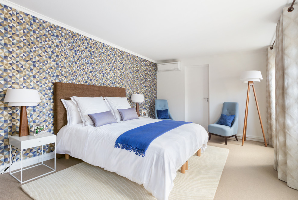 На фото: хозяйская спальня среднего размера в современном стиле с разноцветными стенами и ковровым покрытием без камина