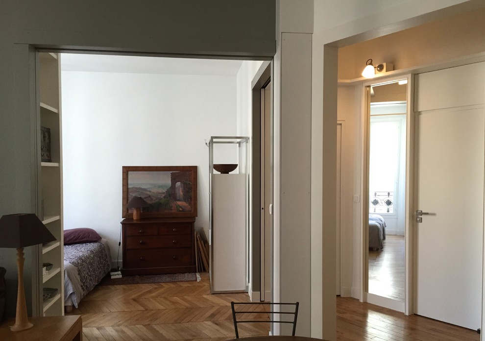 パリにある巨大なコンテンポラリースタイルのおしゃれな主寝室 (白い壁、淡色無垢フローリング、暖炉なし、ベージュの床)