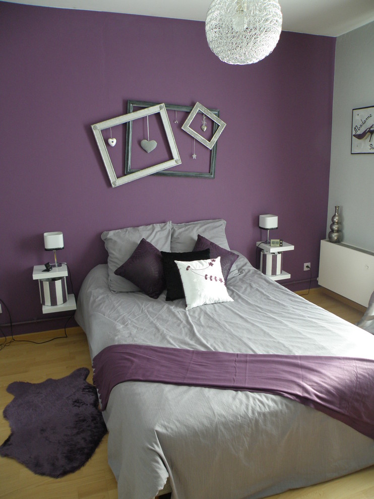 Foto de dormitorio principal romántico de tamaño medio con paredes grises y suelo de madera clara