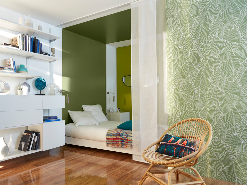 Foto di una camera matrimoniale minimal di medie dimensioni con pareti verdi e pavimento in legno massello medio