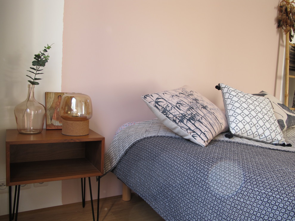 Idée de décoration pour une grande chambre parentale bohème avec un mur rose, parquet clair et un sol beige.