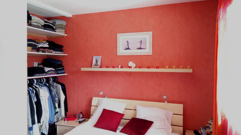 Mittelgroßes Shabby-Look Hauptschlafzimmer ohne Kamin mit beiger Wandfarbe, Laminat und braunem Boden in Bordeaux
