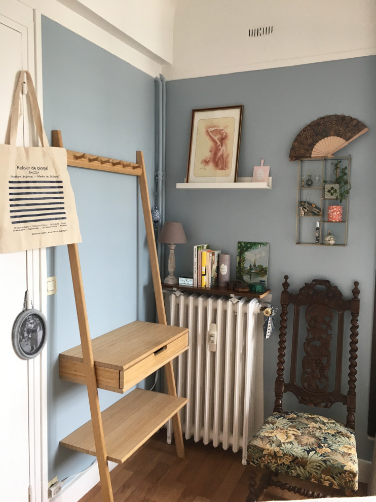 Diseño de dormitorio principal, tradicional renovado, pequeño, sin chimenea, con paredes azules, suelo de madera clara y suelo marrón