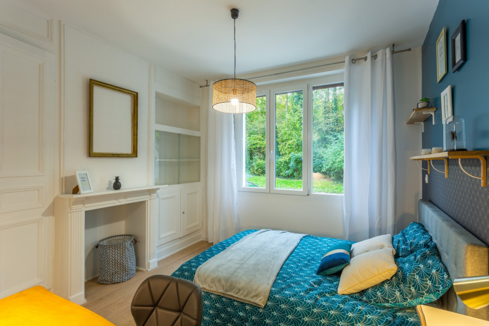 Стильный дизайн: гостевая спальня среднего размера, (комната для гостей) в стиле кантри с синими стенами и светлым паркетным полом без камина - последний тренд