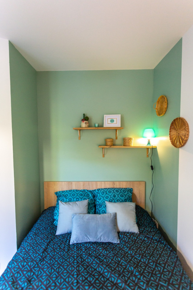 Idéer för ett mellanstort shabby chic-inspirerat gästrum, med gröna väggar och ljust trägolv