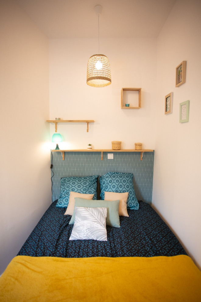Exemple d'une chambre d'amis bord de mer de taille moyenne avec un mur vert, parquet clair et aucune cheminée.