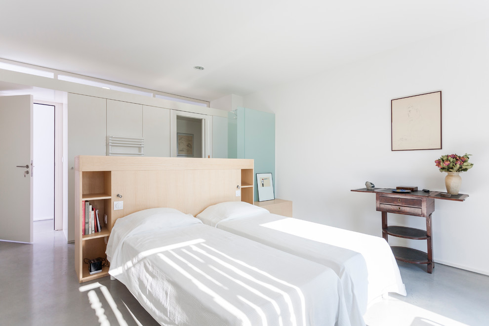 Источник вдохновения для домашнего уюта: хозяйская спальня среднего размера, в белых тонах с отделкой деревом в современном стиле с белыми стенами и бетонным полом