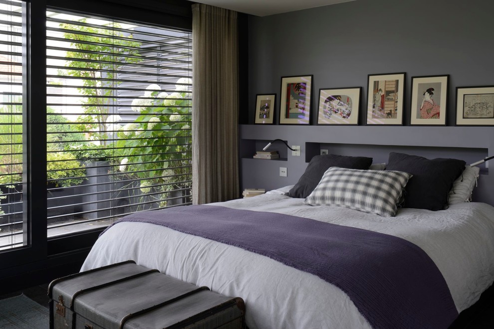 На фото: хозяйская спальня среднего размера в современном стиле с фиолетовыми стенами без камина с