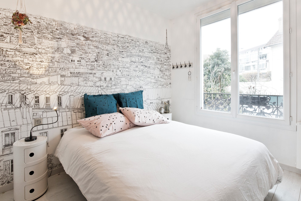パリにある北欧スタイルのおしゃれな主寝室 (白い壁、淡色無垢フローリング、暖炉なし) のレイアウト