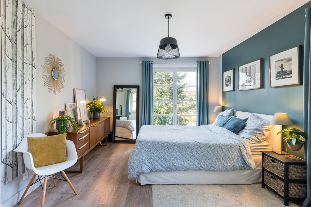 Стильный дизайн: хозяйская спальня в стиле ретро с разноцветными стенами, темным паркетным полом и коричневым полом - последний тренд