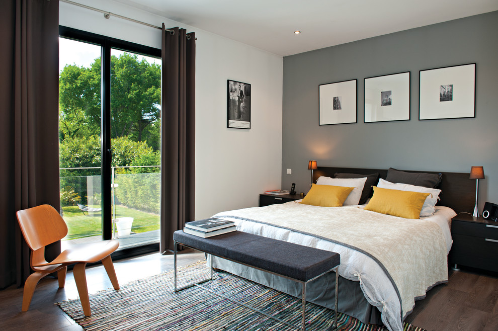 Diseño de dormitorio principal contemporáneo de tamaño medio con paredes grises