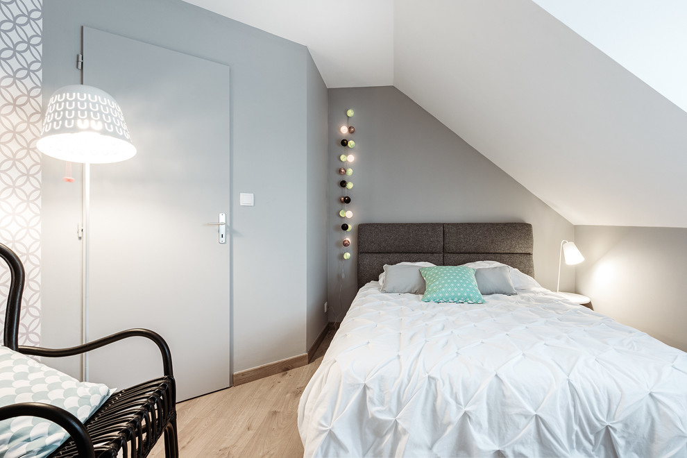 Идея дизайна: спальня в скандинавском стиле с серыми стенами