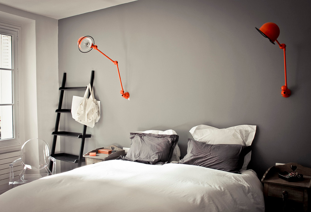 Идея дизайна: хозяйская спальня среднего размера в современном стиле с серыми стенами без камина