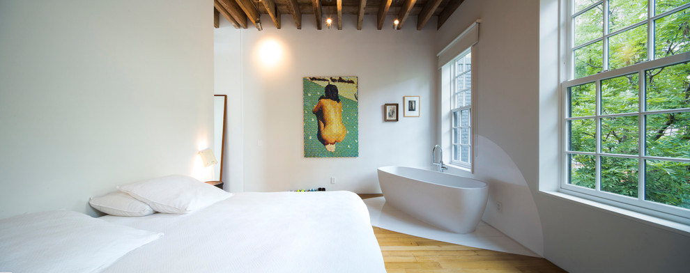 Стильный дизайн: большая хозяйская спальня в современном стиле с белыми стенами и светлым паркетным полом - последний тренд
