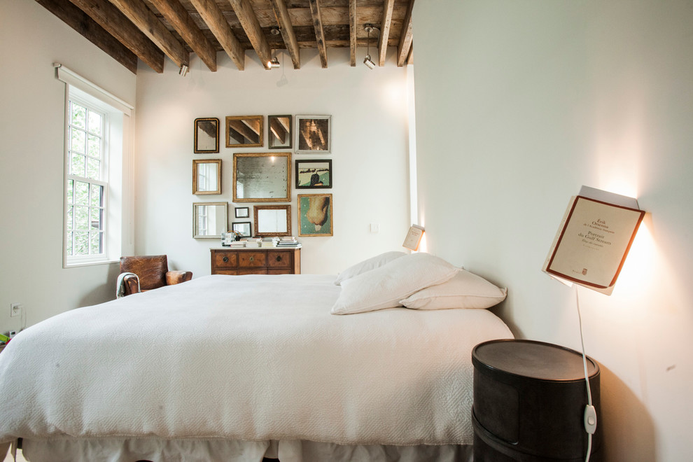 ルアーブルにあるエクレクティックスタイルのおしゃれな寝室 (白い壁)