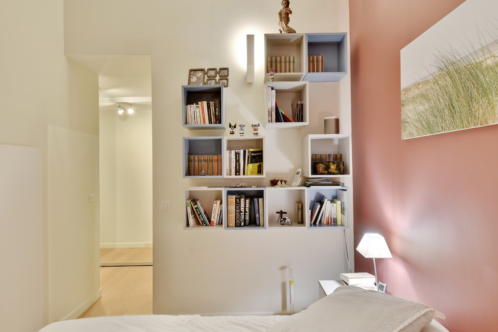 Modelo de dormitorio principal moderno pequeño con paredes rosas, suelo de baldosas de porcelana y suelo beige