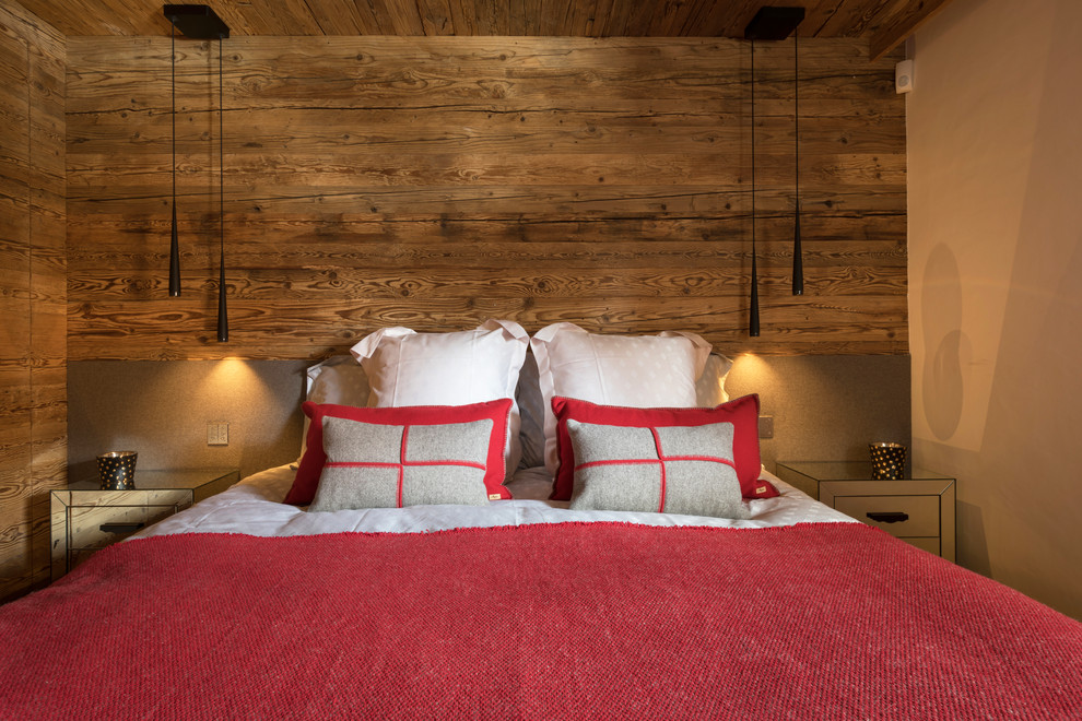 Großes Modernes Hauptschlafzimmer mit beiger Wandfarbe und hellem Holzboden in Sonstige