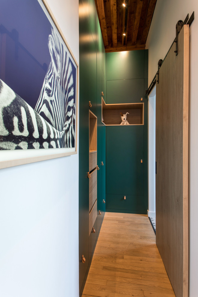 Diseño de dormitorio principal minimalista pequeño con paredes verdes, suelo de madera clara y suelo beige