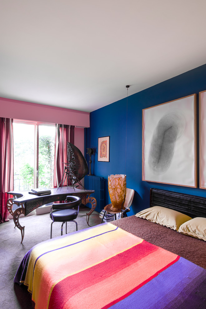 Modelo de dormitorio principal ecléctico de tamaño medio con paredes azules y moqueta