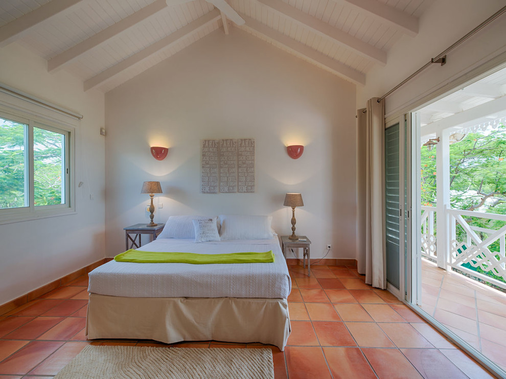 Idéer för medelhavsstil sovrum, med vita väggar, klinkergolv i terrakotta och orange golv