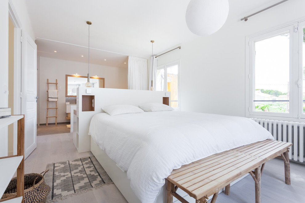 マルセイユにあるコンテンポラリースタイルのおしゃれな主寝室 (白い壁、淡色無垢フローリング、ベージュの床) のレイアウト