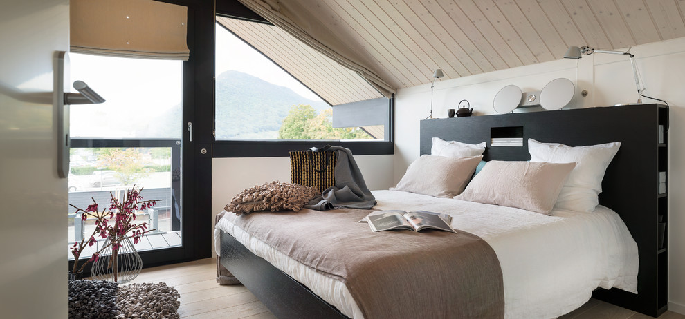 Kleines Modernes Schlafzimmer im Dachboden im Loft-Style mit weißer Wandfarbe und hellem Holzboden in Lyon