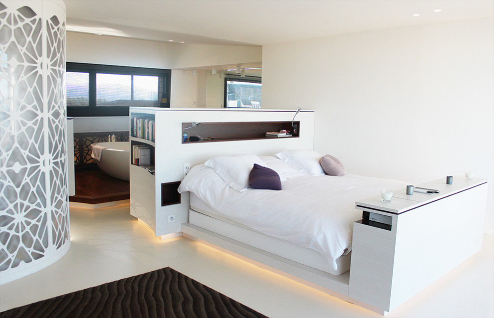 Источник вдохновения для домашнего уюта: хозяйская спальня среднего размера в стиле модернизм с белыми стенами, полом из линолеума и бежевым полом