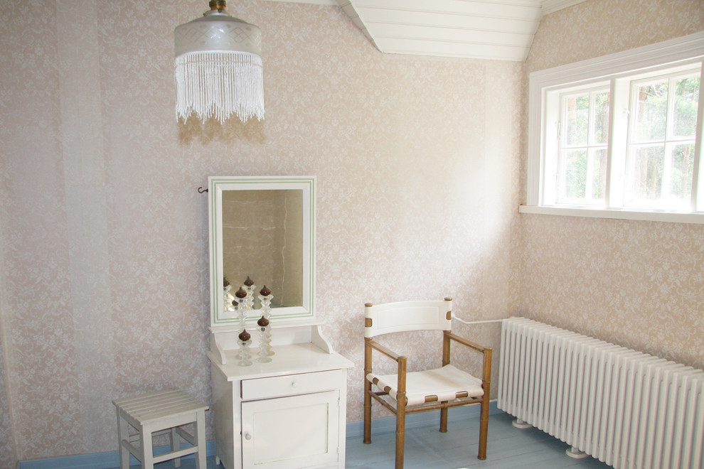 Inspiration för mellanstora amerikanska gästrum, med rosa väggar, mellanmörkt trägolv och blått golv