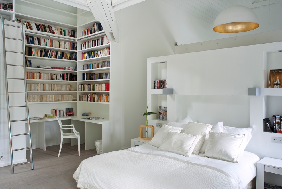 Свежая идея для дизайна: хозяйская спальня среднего размера в современном стиле с белыми стенами и светлым паркетным полом без камина - отличное фото интерьера