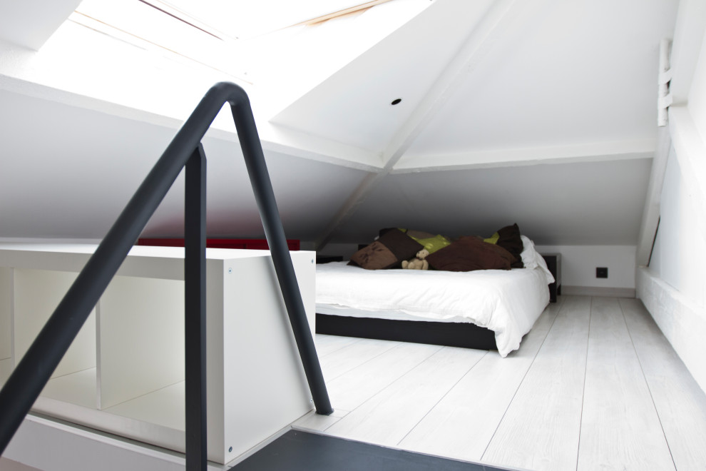 Идея дизайна: спальня среднего размера на антресоли в современном стиле с белыми стенами, полом из ламината и белым полом