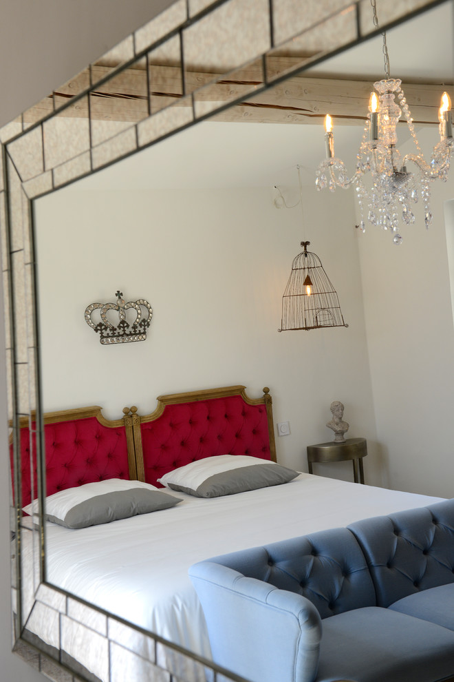 Пример оригинального дизайна: большая хозяйская спальня в стиле неоклассика (современная классика) с белыми стенами, полом из терракотовой плитки и серым полом без камина