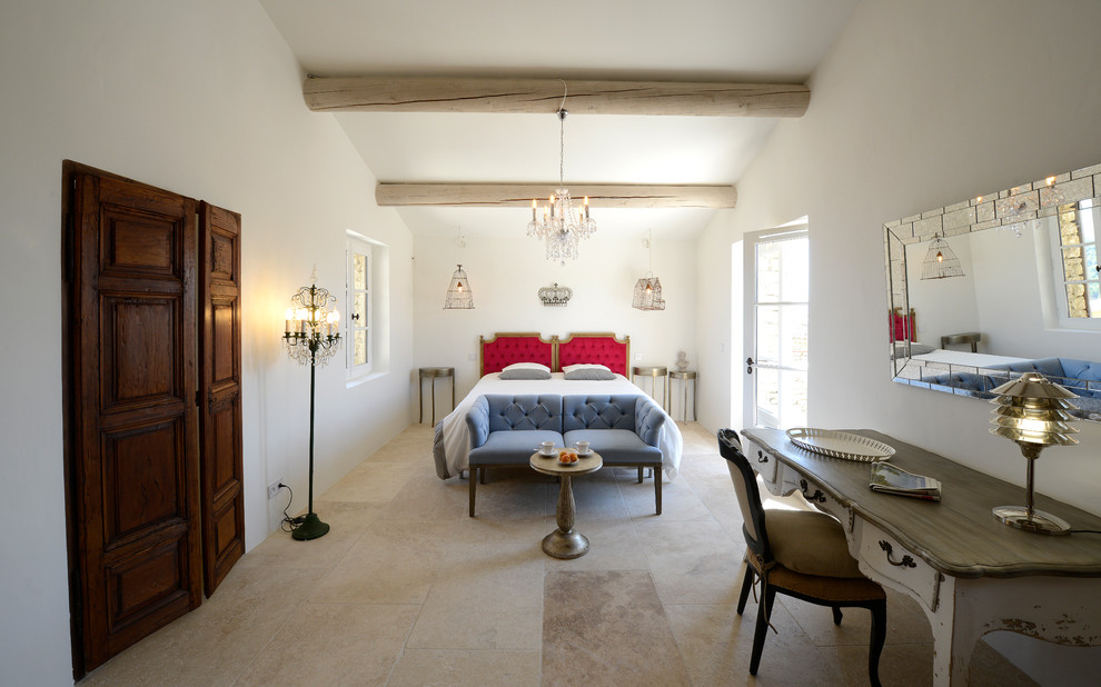 Diseño de dormitorio principal clásico renovado grande sin chimenea con paredes blancas, suelo de baldosas de terracota y suelo gris