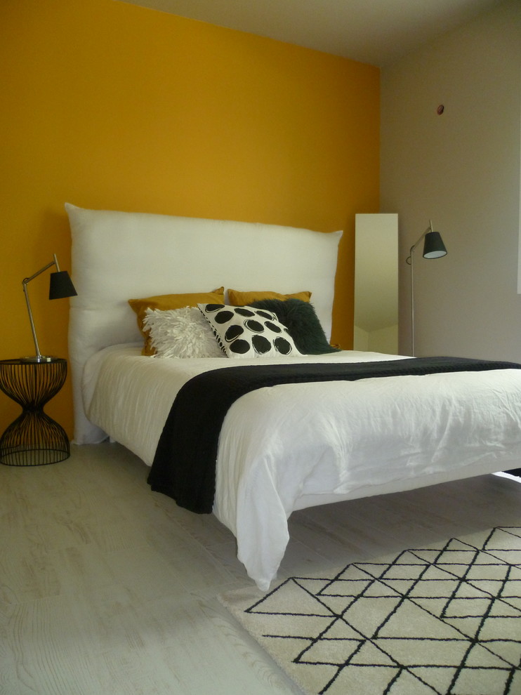 This is an example of a contemporary bedroom in Toulouse.