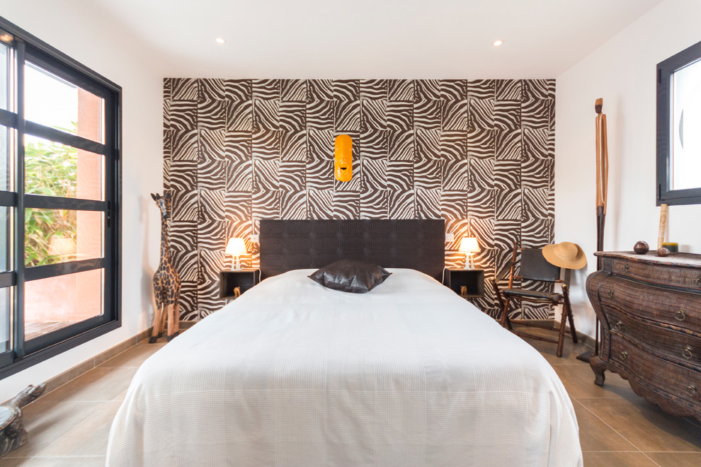 ナントにある中くらいなトロピカルスタイルのおしゃれな主寝室 (マルチカラーの壁、セラミックタイルの床)